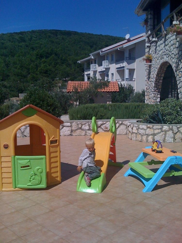 Hotel Zlatni Lav Martinšćica Exterior foto
